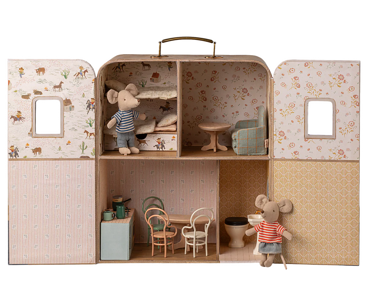 Maileg nešiojamas namelis - SuitCasa + 16€ vertės DOVANA fotelis