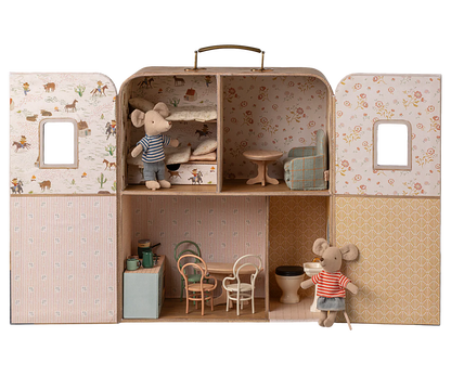 Maileg nešiojamas namelis - SuitCasa + 16€ vertės DOVANA fotelis