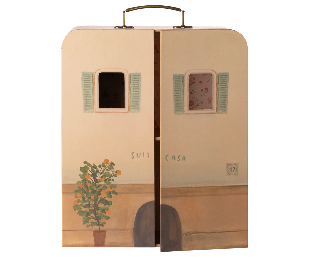 Maileg nešiojamas namelis - SuitCasa + 16€ vertės DOVANA fotelis