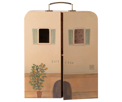 Maileg nešiojamas namelis - SuitCasa + 16€ vertės DOVANA fotelis