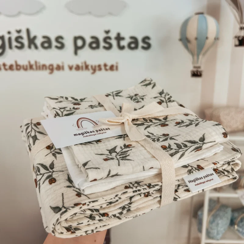 Dovanų rinkinys kūdikiui: muslino pledas ir merliukai - Olive - Image 2