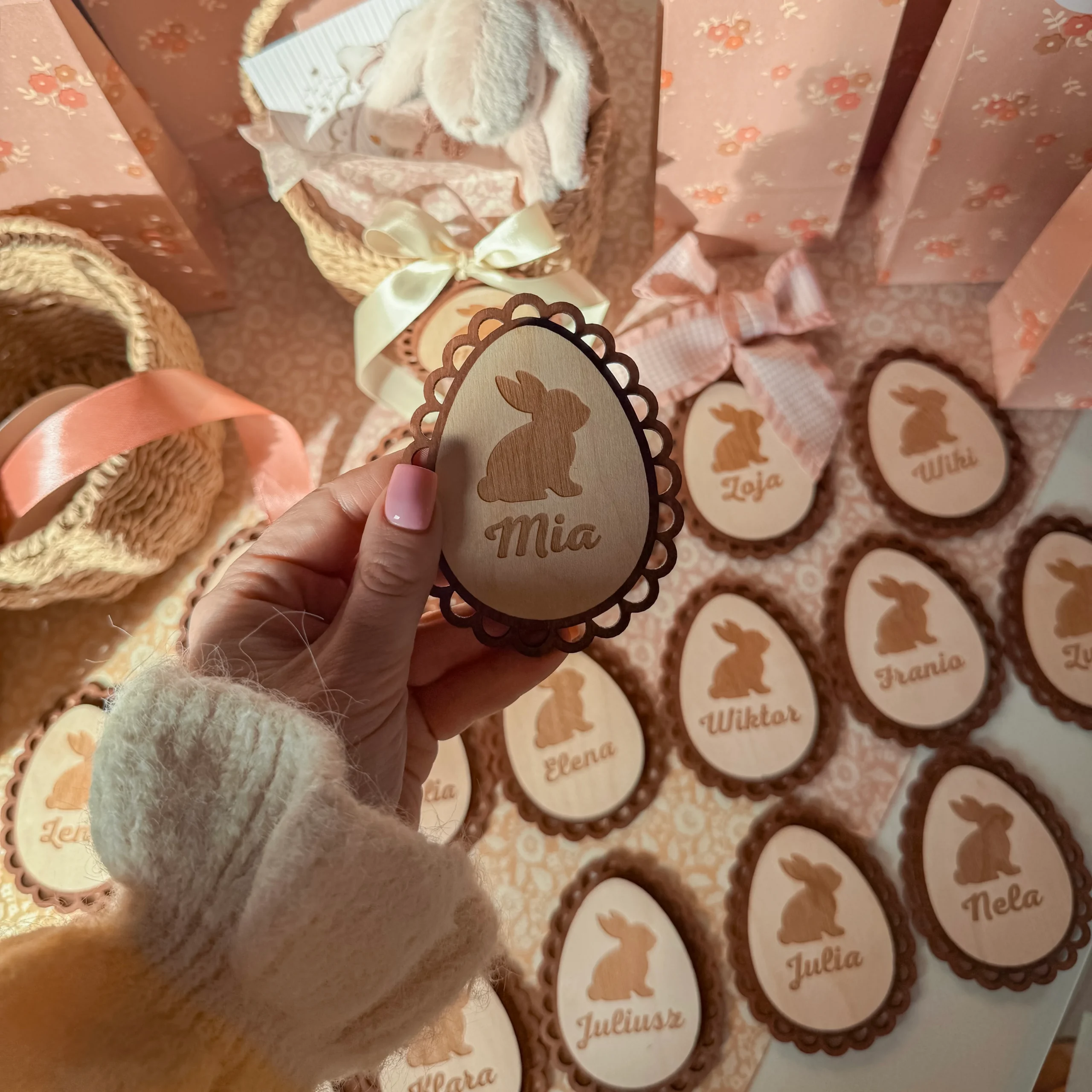 Velykinis medinis pakabukas su vaiko vardu - Image 3